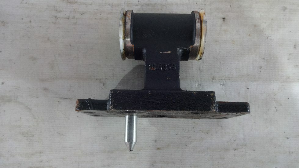 кронштейн стабилизатора кабины нижний б/у - 2